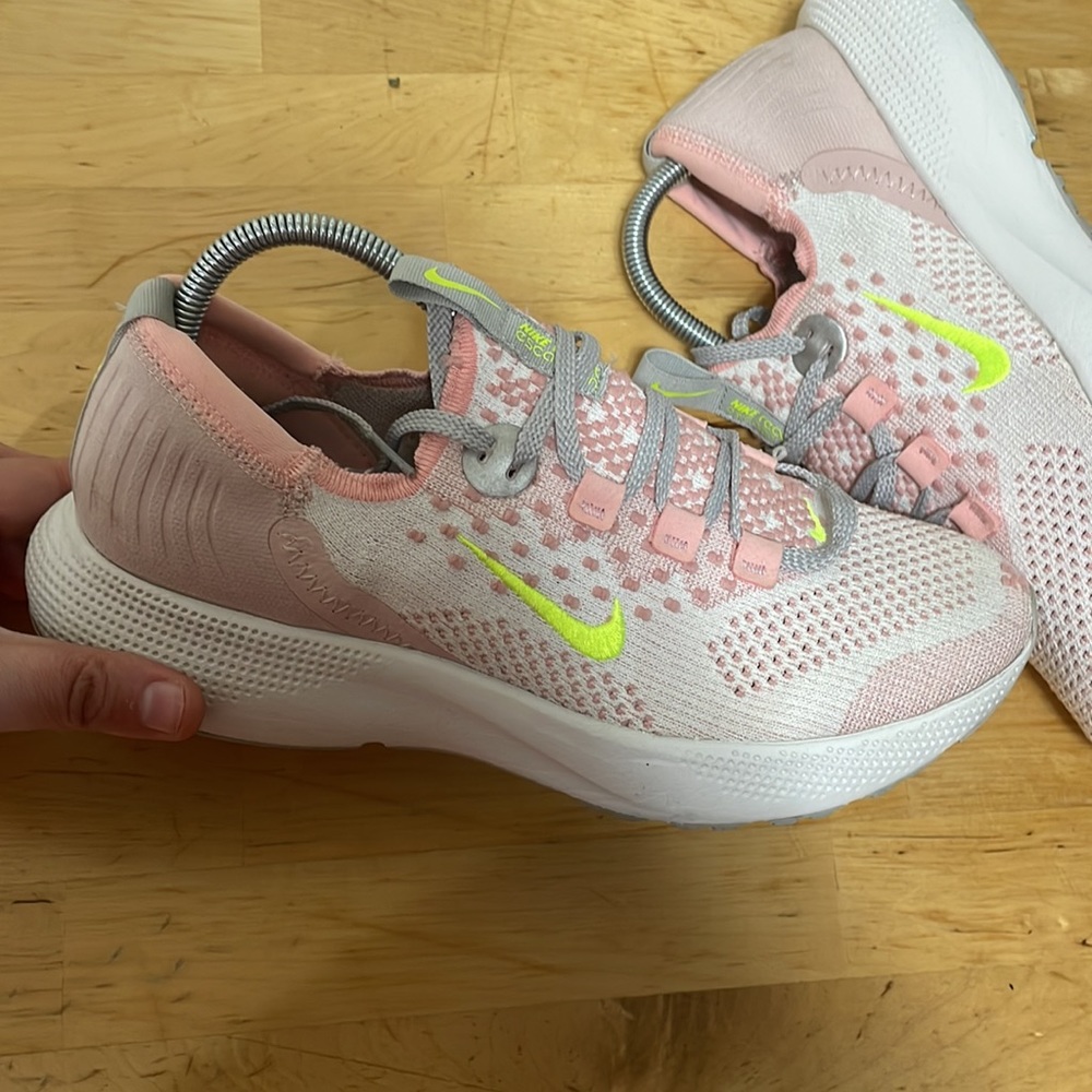 NIKE React Escape Run Flyknit Sail Pink Running Training Shoes Womens Sz 10
